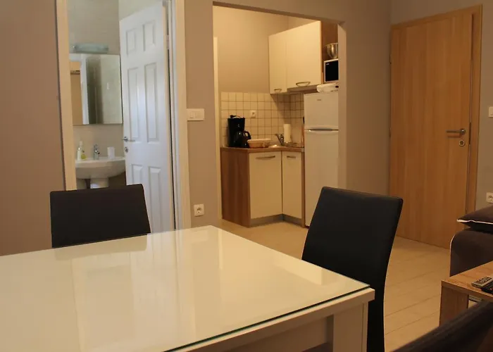 Beachside Znjan 公寓 *