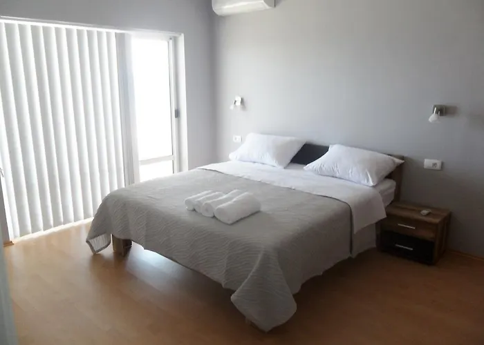 Beachside Znjan 公寓